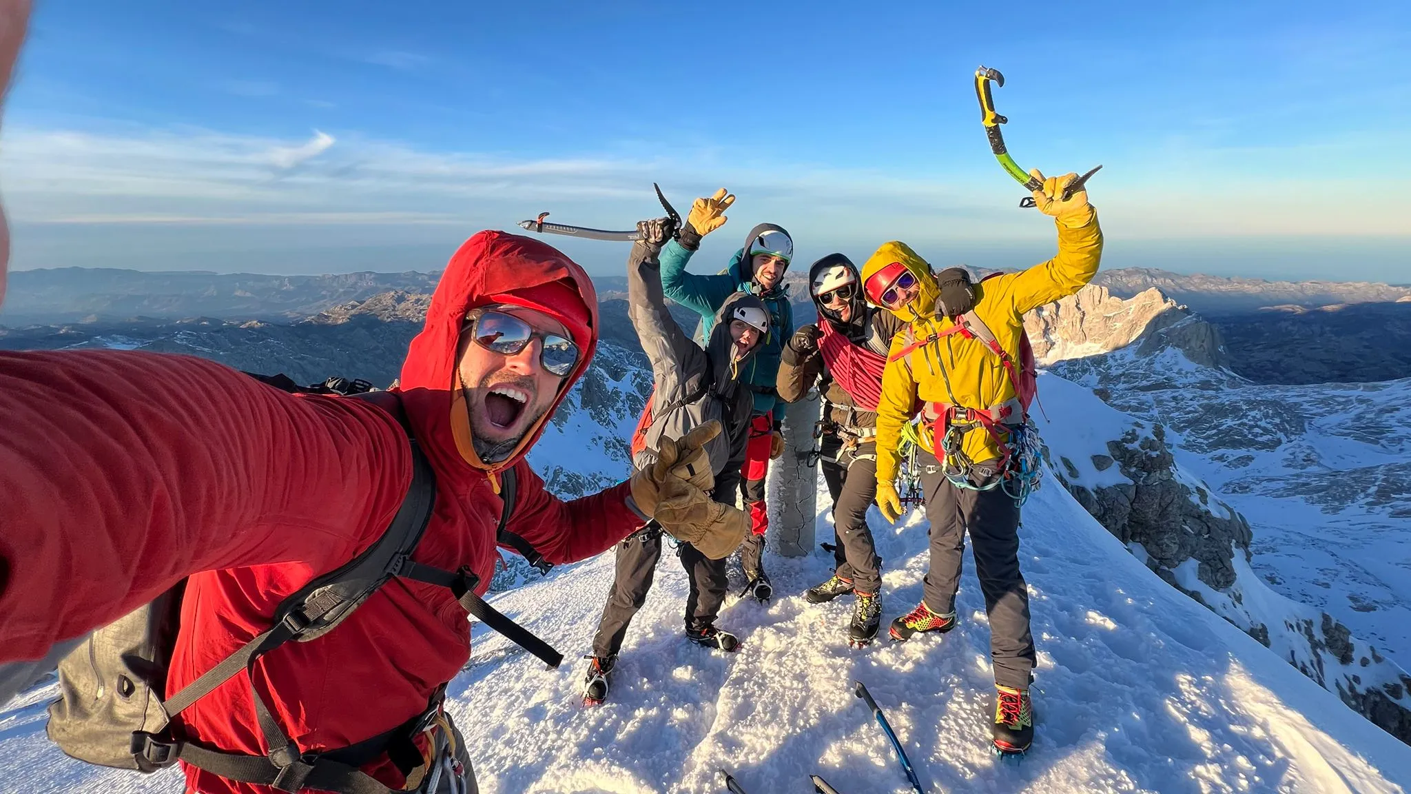 Paisaje de montañas nevadas